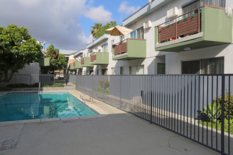 Fairmont Apartments in Canoga Park, CA - Foto de edificio - Building Photo