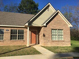 115 Pinebrook Pl in Longview, TX - Building Photo