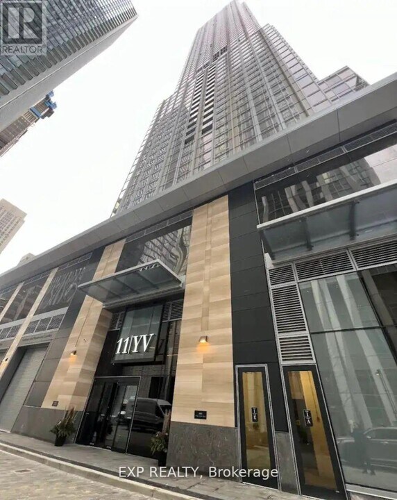 11-3511 Yorkville Ave in Toronto, ON - Building Photo