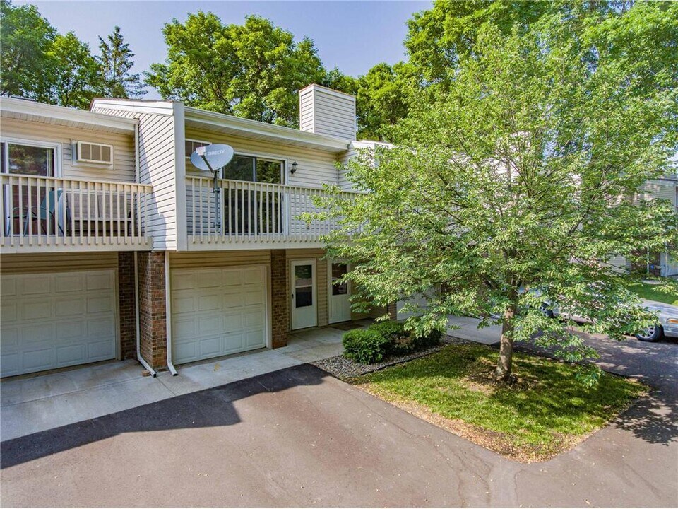 17494 Pond Cir in Eden Prairie, MN - Building Photo