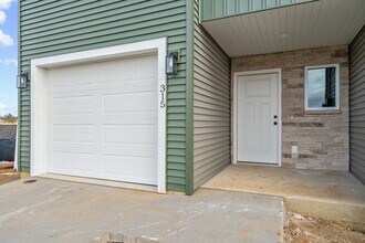 311 Hickory Dr in West Branch, IA - Foto de edificio - Building Photo