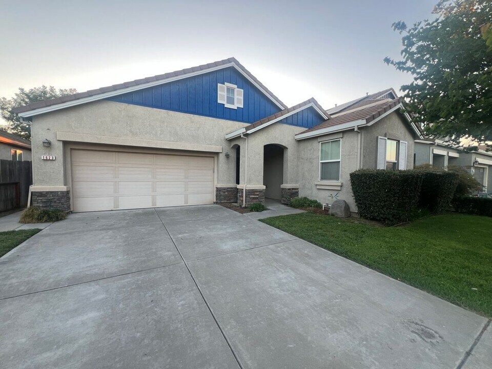 1623 Bermuda Ln in Manteca, CA - Foto de edificio