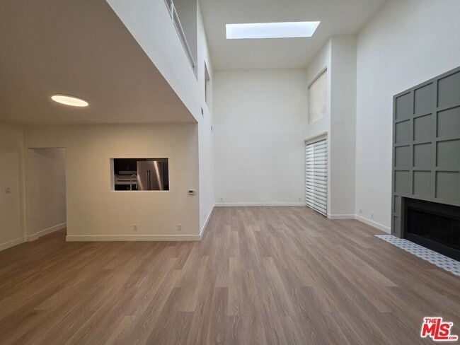 1421 Greenfield Ave in Los Angeles, CA - Building Photo - Building Photo