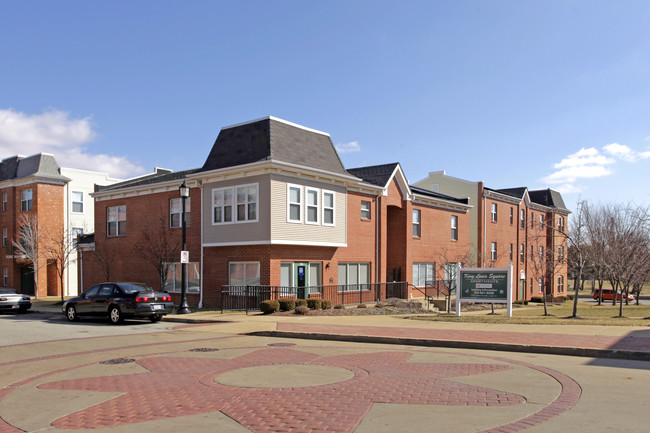 Kings Louis Square Apartments in St. Louis, MO - Foto de edificio - Building Photo