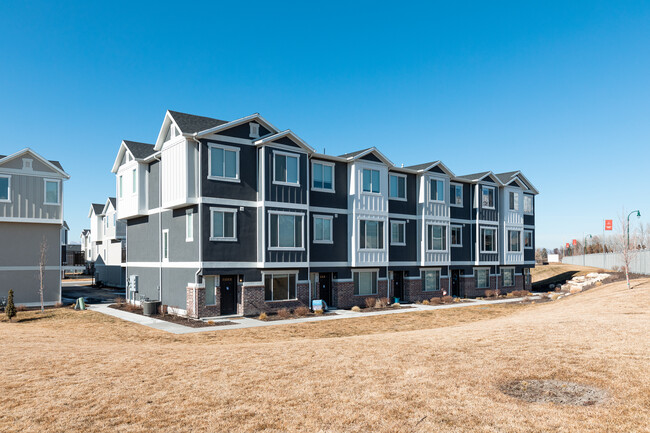 Meadow Gate Apartments in Orem, UT - Building Photo - Building Photo