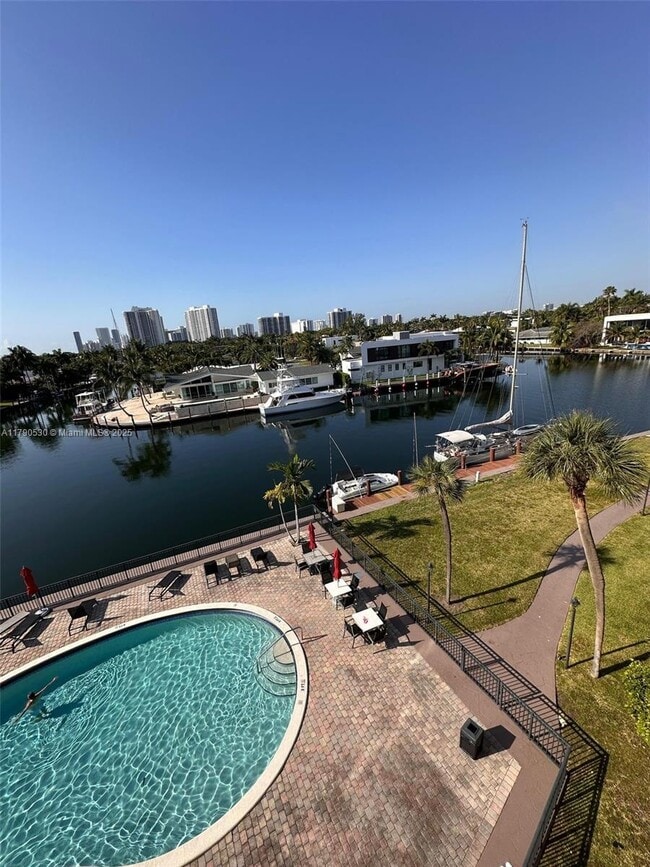 301 Golden Isles Dr in Hallandale Beach, FL - Building Photo - Building Photo