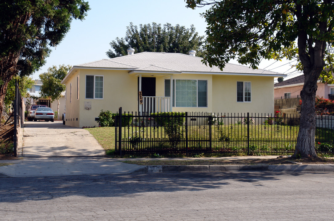 219 E Ivy Ave in Inglewood, CA - Building Photo