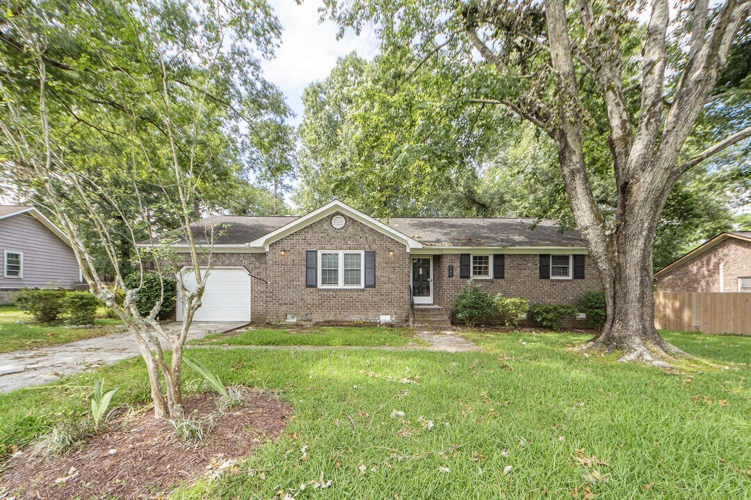 305 Chessington Cir in Summerville, SC - Building Photo