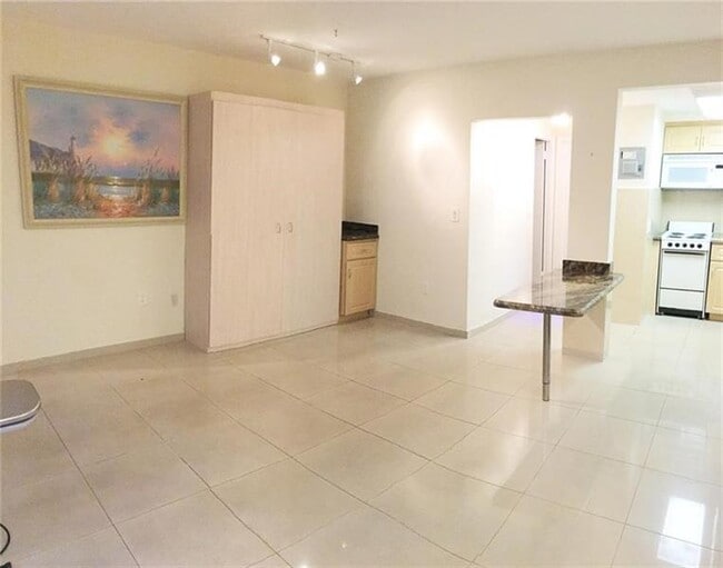 2001 S Ocean Dr in Hallandale Beach, FL - Building Photo - Building Photo