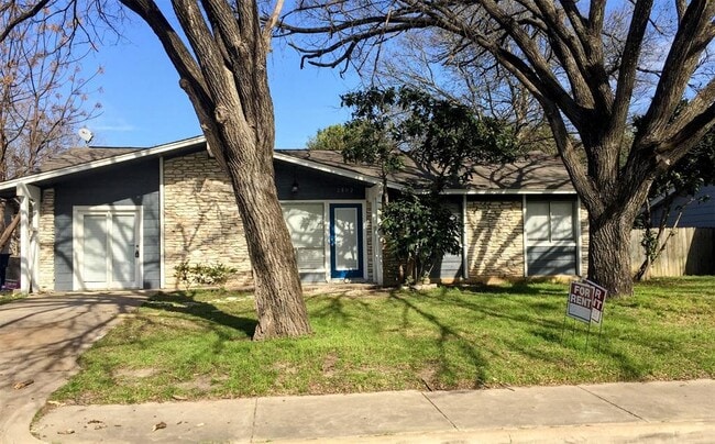 2802 Loyola Ln