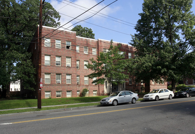 5610 Colorado Ave NW in Washington, DC - Foto de edificio - Building Photo