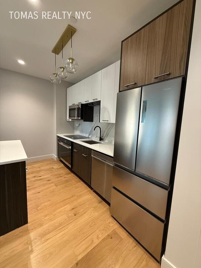 1890 Pelham Pkwy S in Bronx, NY - Building Photo - Building Photo