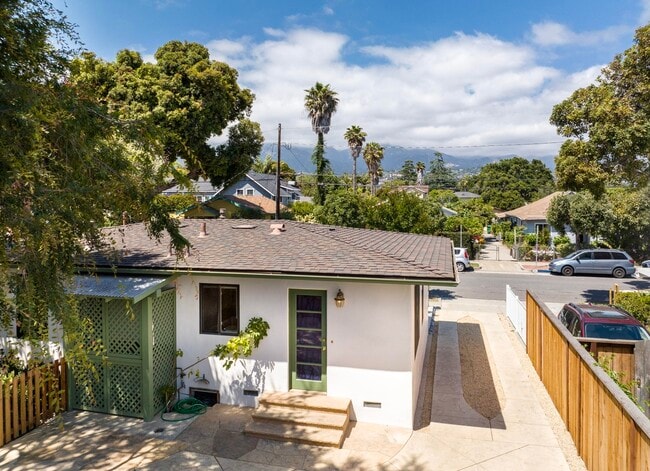 1821 Chino St, Unit A in Santa Barbara, CA - Building Photo - Building Photo