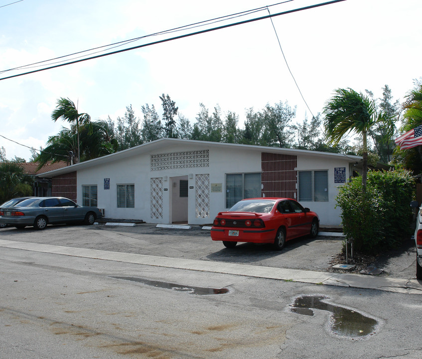 13061-13065 Emerald Dr in North Miami, FL - Building Photo