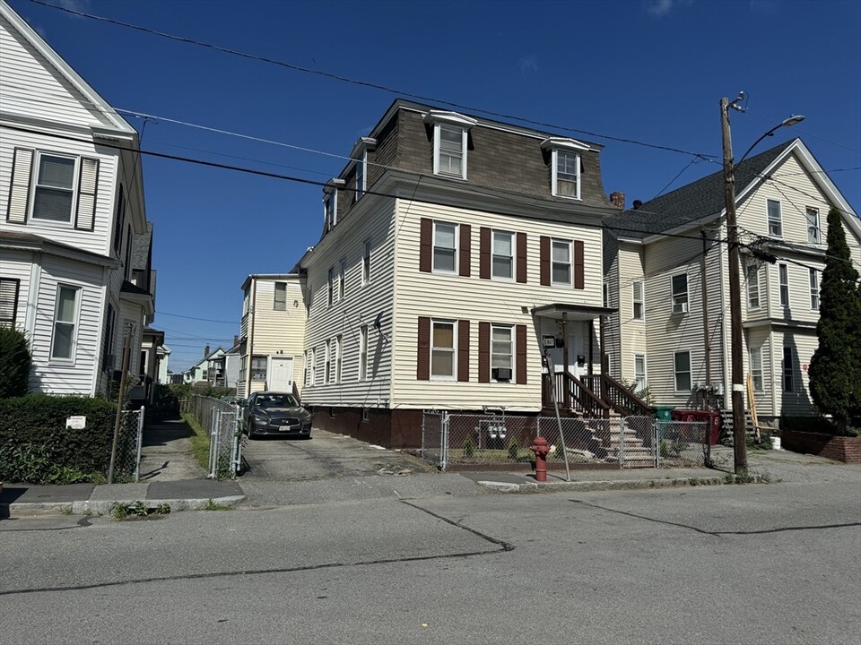 33 S Whipple St-Unit -2 in Lowell, MA - Building Photo