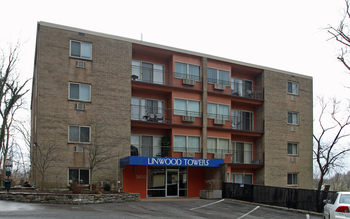 Linwood Towers in Cincinnati, OH - Building Photo