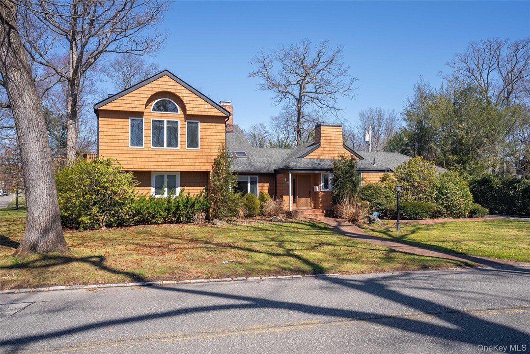 143 Round Hill Rd in Roslyn Heights, NY - Building Photo