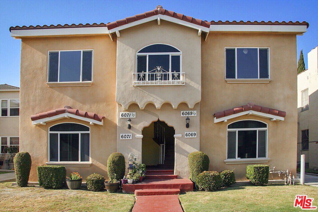 6071 1/2 Pickford St in Los Angeles, CA - Building Photo