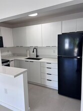 7820 NE Bayshore Ct in Miami, FL - Building Photo - Building Photo