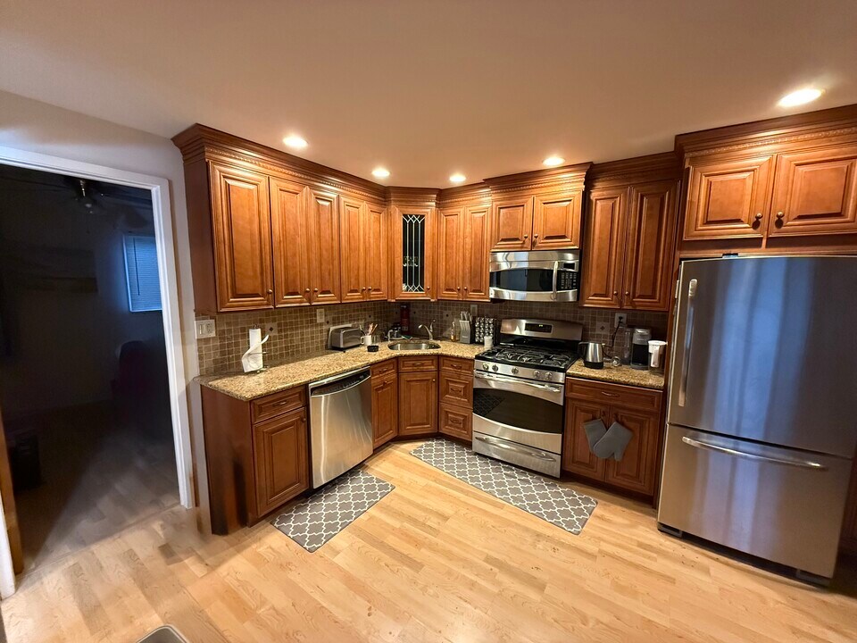 152 5th St in Hicksville, NY - Building Photo
