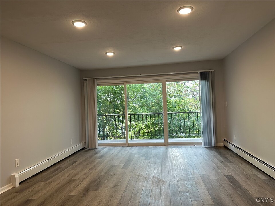 112 Blossom Rd in Syracuse, NY - Building Photo