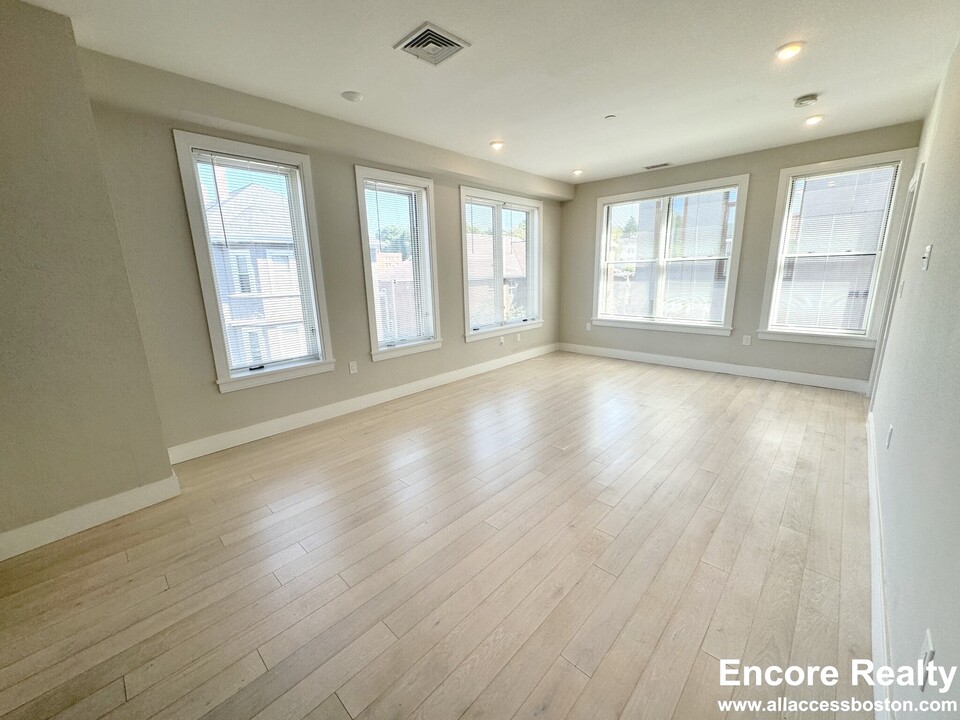 194 Green St, Unit 307 in Boston, MA - Building Photo