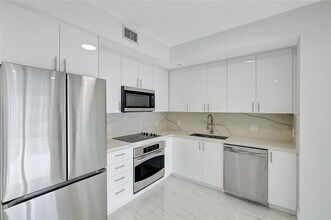 90 SW 3rd St, Unit 1602 in Miami, FL - Building Photo - Building Photo