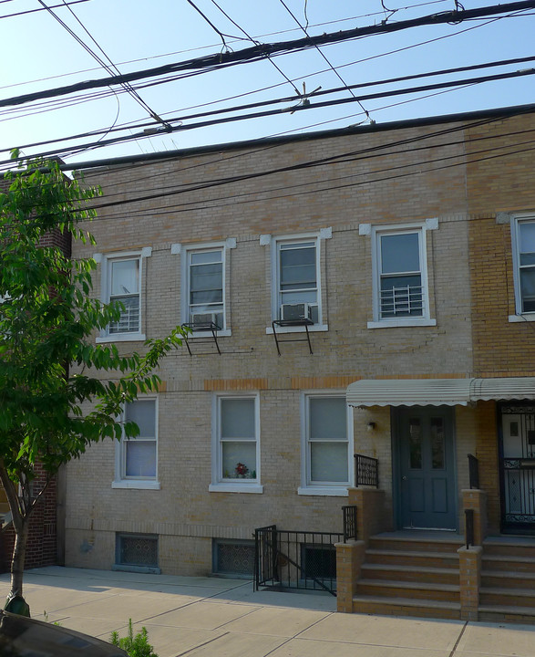 108-52 39th Ave in Corona, NY - Building Photo