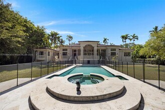 8112 Los Pinos Cir in Coral Gables, FL - Building Photo - Building Photo