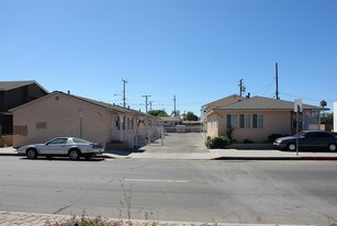 Saviers Apartments in Oxnard, CA - Building Photo