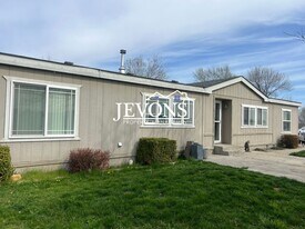 2446 Stone Rd in Yakima, WA - Building Photo