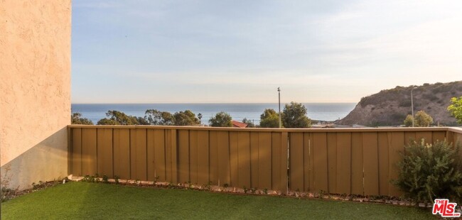 23916 De Ville Way in Malibu, CA - Foto de edificio - Building Photo