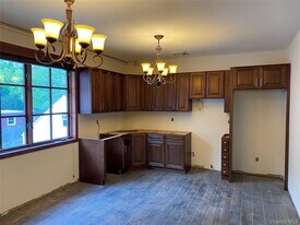 21 Cedar Swamp Rd in Glen Cove, NY - Building Photo