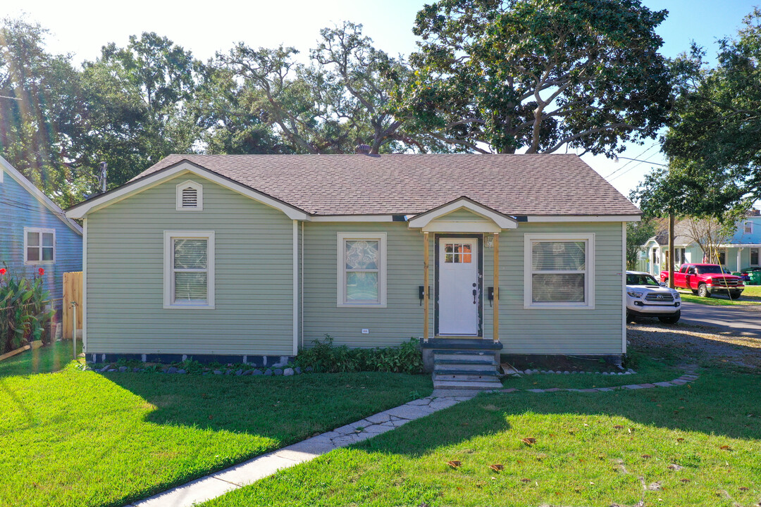 320 N Woodlawn Ave in Metairie, LA - Building Photo