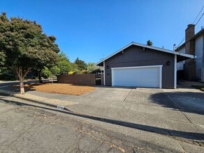2203 Gainsborough Ave in Santa Rosa, CA - Building Photo - Building Photo