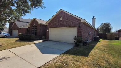 7019 Fountain Lilly Dr in Humble, TX - Foto de edificio - Building Photo