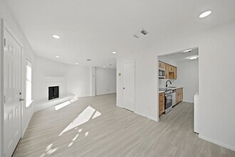 7949 Ellinger Ln in Houston, TX - Building Photo - Building Photo