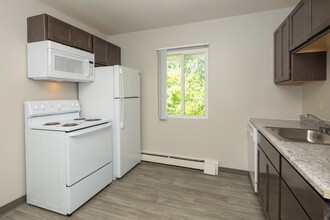 Crestview Apartment Homes in Griffith, IN - Building Photo - Interior Photo