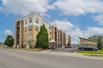 Six23 Condos in Springfield, MO - Foto de edificio - Building Photo