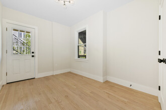 106 Bremen St, Unit 1A in Boston, MA - Building Photo - Building Photo