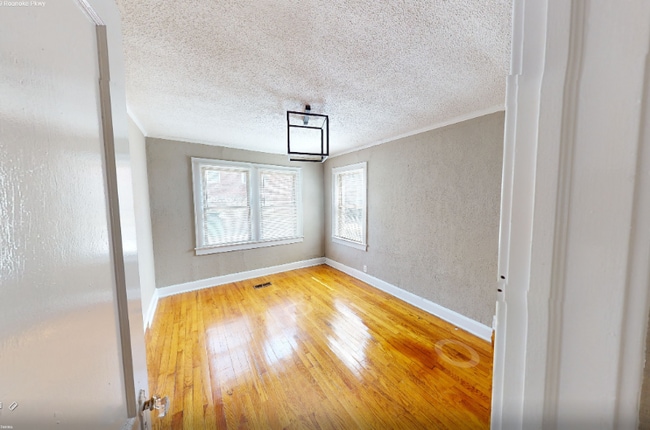 4329 Roanoke Pkwy in Kansas City, MO - Foto de edificio - Building Photo