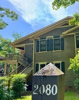 2080 Woodlawn Dr SW in Huntsville, AL - Building Photo