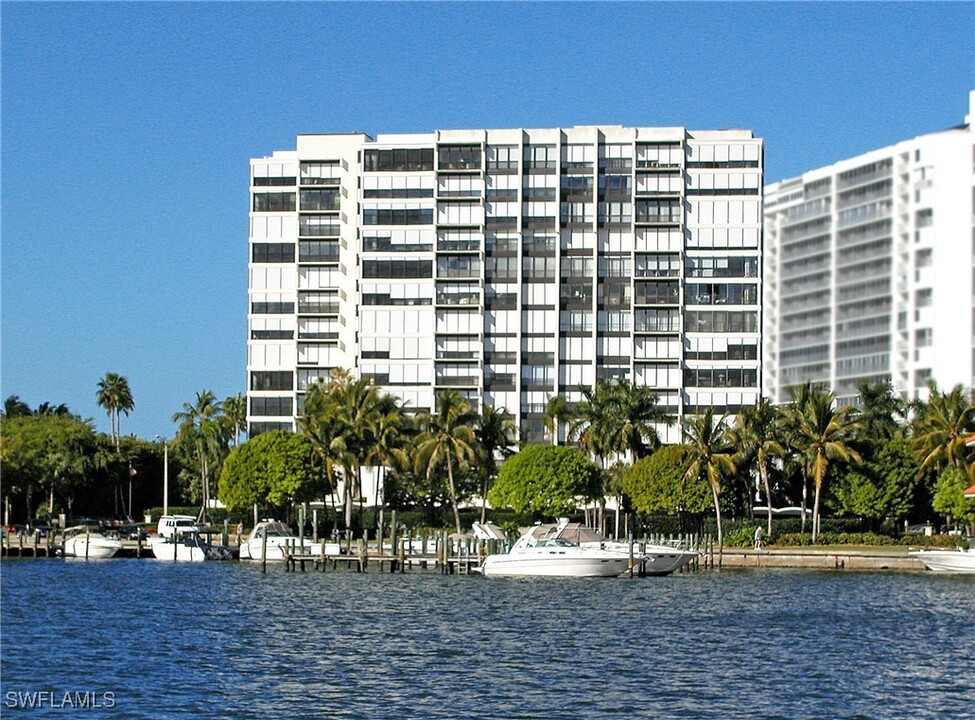 4031 Gulf Shore Blvd N in Naples, FL - Foto de edificio