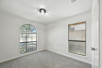 4901 Tree Top Ln in Garland, TX - Foto de edificio - Building Photo