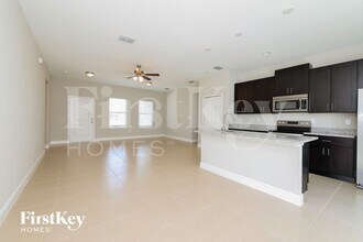 650 Hudson Valley Dr in Poinciana, FL - Building Photo - Building Photo