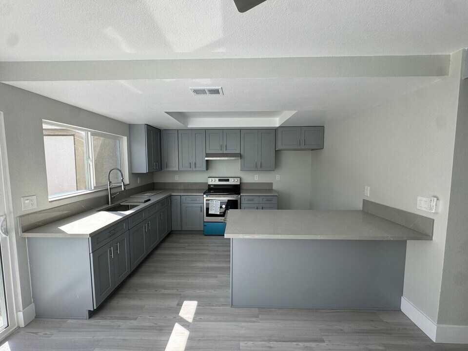 3015 Iris Ave in San Diego, CA - Building Photo