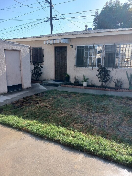 8417 San Gabriel Ave in South Gate, CA - Building Photo