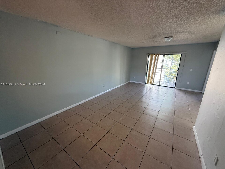 831 NE 207th Ln in Miami, FL - Building Photo