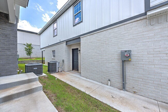 1070 S Benchmark Ln-Unit -#1 in Fayetteville, AR - Building Photo - Building Photo