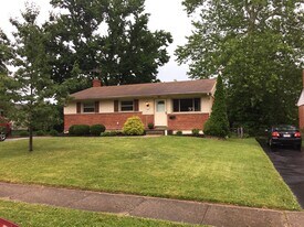 9490 Wynnecrest Dr in Cincinnati, OH - Building Photo